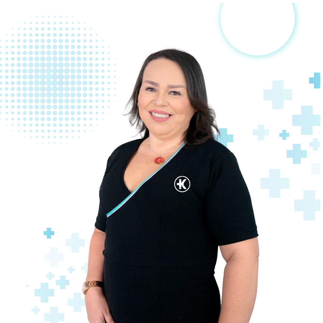 Profesional médico atendiendo a paciente mayor